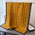 Écharpe en soie jaune avec imprimés calligraphiques anciens et bordure noire - Jaune