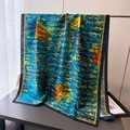 Vue détaillée d'une écharpe en soie avec calligraphie jaune sur tissu bleu marine élégant - Bleu Marine