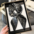 Elegante foulard in seta con stampa leopardata a fiocco su un vassoio da esposizione nero - 70x70cm / Stampa leopardata nera e grigia