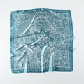 Detail of silk-satin square scarf with paisley patterns in teal and white finish - 90x90cm / Blue (FT264-3)