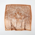 Détail d'un foulard carré en satin avec motif cachemire bronze et texture soyeuse lisse - 90x90cm / Bronze (FT264-7)