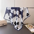 Donkerblauwe zijdeachtige vierkante sjaal met camelia-print elegant gedrapeerd - Marineblauw