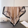 Beigefarbener Monogramm-Schal mit Seilprint und schwarzem Rand in Lifestyle-Szene - 68*68cm / Khaki