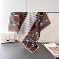 Carré en soie aux motifs équestres avec mors et chaînes dans des tons marron foncé - Chaîne Équestre Chevrons (FR90) / Café (FR90-2)