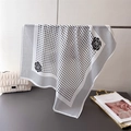 Foulard carré élégant à pois avec motif camélia suspendu sur un support en métal - Blanc