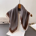 Sciarpa in seta con motivo geometrico ad anelli intrecciati in marrone e beige - Marrone