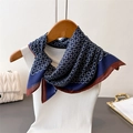 Sciarpa in seta con motivo geometrico ad anelli blu navy e rosso vino su una gruccia - Blu navy
