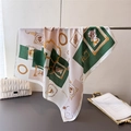 Foulard quadrato in seta vintage verde bosco con ritratti retrò e motivi a chiavi d'oro - 68x68cm / Verde