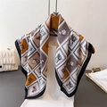 Elegante foulard in seta a spina di pesce con stampa equestre su gruccia in legno - 68*68cm / Bordo Nero (FR109-1)