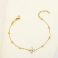 Elegante gouden klaverarmband met witte zirkoonblaadjes en fijne gouden kraalaccenten - Klavertje Vier Stijl (B0017)