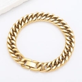 Dettaglio macro del bracciale a maglia cubana placcato oro con chiusura a scatto liscia - 10mm di Larghezza x 19cm di Lunghezza / Oro (Placcatura Sottovuoto Oro Doppia Trama Lucidatura a Quattro Lati)