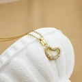 Elegante goldene Herz-Halskette mit hohlem Design und funkelnden Zirkon-Steinen - Hohles Vollzirkonia-Herz-Stil (N0058)