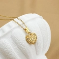 Goldene hohle Herz-Halskette mit Zirkonia-Steinen auf elegantem Stoffhintergrund - Hohles Gemustertes Herz-Stil (N0109)