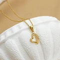 Elegante collana con ciondolo a cuore dorato con accenti di zircone su catena sottile - Cuore Asimmetrico Con Incastonatura Laterale (N0111)