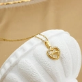 Collana in acciaio dorato con ciondolo a doppio cuore traforato e zirconi incastonati - Stile Cuore Doppio Incastonato (N0112)