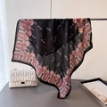 Châle de luxe noir à pois blancs avec motifs paisley colorés et bordures ethniques - Grand style de foulard carré / Noir Paisley à Pois (FR115-1)