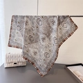 Écharpe de luxe avec imprimé cachemire beige et marron de style artistique bohème - Grand style de foulard carré / Blanc Motif Paisley (FR115-2)