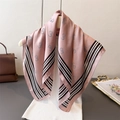 Elegante zijden vierkante sjaal in oudroze met geometrische print en gestreepte rand - Vleesroze