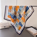 Dettaglio di un foulard in seta con motivi di borse colorate su supporto in metallo - Bordo Blu Navy / 70cm