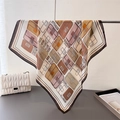 Dettaglio foulard in seta con stampe geometriche di borse e bordo marrone scuro - Bordo Nero / 70cm