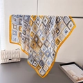 Foulard quadrato in seta sintetica con motivi geometrici a rombi gialli, blu e grigi - Stile Giallo Geometrico FG22-1 / Giallo