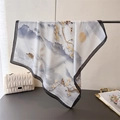 Vierkante satijnen sjaal met inktlandschap print, bloemmotieven en zwarte randafwerking - Vierkant / Zwarte Rand Inkt Landschap