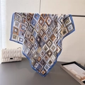 Dettaglio di un foulard quadrato in seta con motivo geometrico e bordo blu lucido - Stile Blu Geometrico FG22-2 / Blu