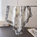 Zijden sjaal met zwart lijntekening bloemenpatroon en artistieke vlinderprints - Vierkant / Witte Vlinder Bloemen