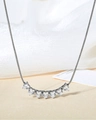 Dettaglio di sette zirconi cubici a cuore su una catena a serpente in argento - Stile Cuore e Zircone / Color Acciaio