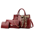 Set borse tre pezzi rosso scuro con motivo a coccodrillo e sciarpa leopardata - Rosso