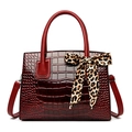Borsa bordeaux con motivo a coccodrillo, foulard leopardato e manici rotondi - Borgogna