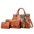 Set 3 borse marroni effetto coccodrillo con tote, pochette e foulard maculato - Marrone