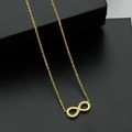 Collier pendentif infini doré avec zircons sur un coffret à bijoux noir - Style Doré 14 Pierres (N0071)