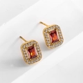 Boucles d'oreilles rectangulaires dorées avec zircon rouge et entourage de pierres - Boucles d'Oreilles Clous en Zircon Rouge Rectangulaire (E0005)