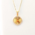 Collana quadrata dorata con trama radiale e zirconi su uno sfondo bianco - Colore Oro Quadrato Ovale (N0231G)