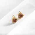 Boucles d'oreilles cœur dorées avec gemme rouge et détails de halo en cristal blanc - Boucles d'Oreilles Clous Cœur (E0008)