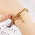 Detail eines 18K vergoldeten Gliederkettenarmbands mit funkelndem Tropfenanhänger - Gold Wassertropfen Anhänger (C0019-1)