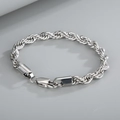 Dettaglio del bracciale a catena a fune in acciaio argentato con chiusura a moschettone - Colore acciaio