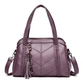 Sac à main violet foncé en cuir synthétique avec matelassage en V et breloque chat - Violet