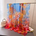 Dettaglio di un foulard in seta artistico con motivi floreali e sfumature di colori vivaci - Pittura a Olio di Girasole Blu (XC10-2) / 185*120CM