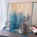 Dettaglio di un morbido foulard in seta con stampa pavone e bordi blu eleganti - Stampa Pavone Classica Blu Pavone (XC10-3) / 185*120CM