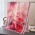 Détail d'un foulard en soie rose avec motifs de feuilles d'érable et motifs orientaux - Rouge (Feuille d'érable et Treillis)