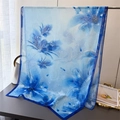 Détail d'un foulard en soie à fleurs bleues avec un motif élégant en mousseline - Bleu (Fleur en Dégradé Artistique)