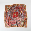 Detalle del patrón paisley colorido en bufanda de seda satinada con borde marrón - Marrón