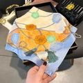 Dettaglio di un foulard in seta floreale con borsa di lusso e gioielli con perle - Blu
