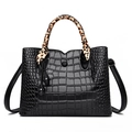 Schwarze Handtasche mit Kroko-Prägung für Damen mit Leoparden-Schalgriff und Schultergurt - Schwarz