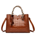 Braune Handtasche mit Krokodilmuster, Leoparden-Schalgriff und Schultergurt - Braun