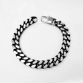 Gros plan d'un bracelet gourmette bicolore noir et argenté avec fermoir mousqueton - Bracelet à Base Noir Mat / 10mm*20cm