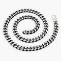 Détail de la chaîne cubaine bicolore argent et noir avec un fermoir mousqueton sûr - Collier à Base Noir Mat / 10mm*60cm