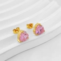 Detailansicht goldener Herz-Ohrstecker mit rosa Zirkonia in einer stabilen Dreikrallenfassung - Ohrstecker / Rosa